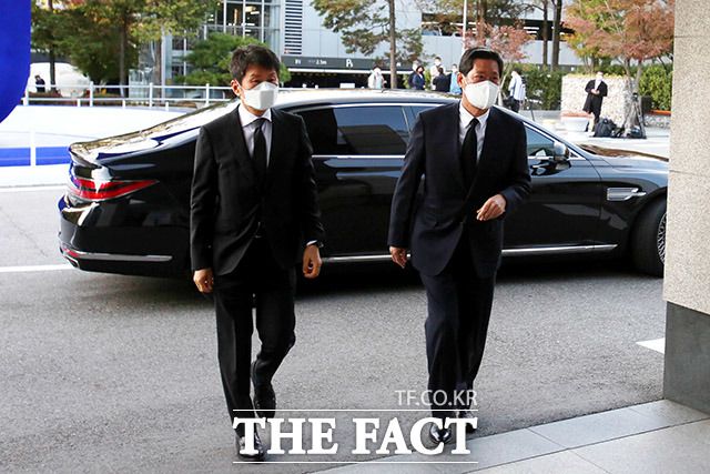 정몽규 HDC 회장(왼쪽)과 정몽윤 현대해상화재보험 회장이 고 이건희 삼성전자 회장의 빈소로 이동하고 있다. /이덕인 기자