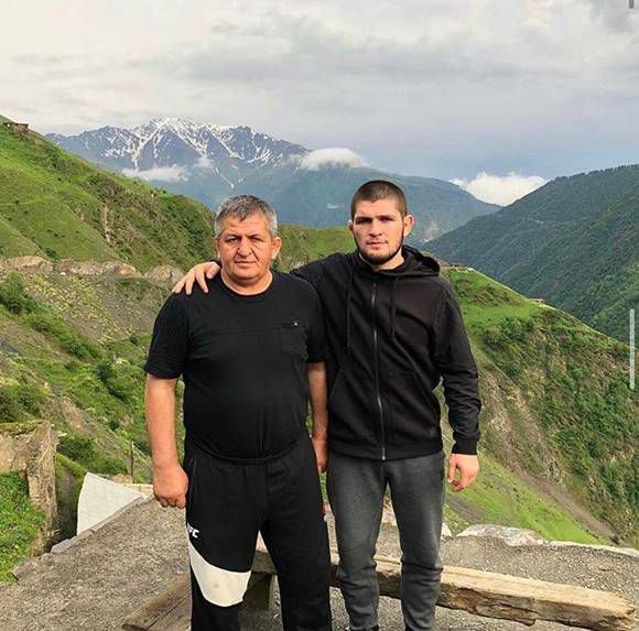 UFC 라이트급 챔피언 하빕 누르마고메도프(오른쪽)가 게이치와 경기에서 승리한 후 돌연 은퇴 선언을 했다. 그는 아버지(왼쪽)에 관한 각별한 애정을 표하며 아버지 죽음을 애도했다. /하빕 SNS