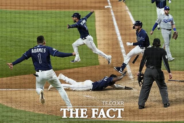 2020월드시리즈 4차전에서 8-7 대역전승을 거두는 순간 환호하는 탬파베이 선수들./알링턴=AP.뉴시스