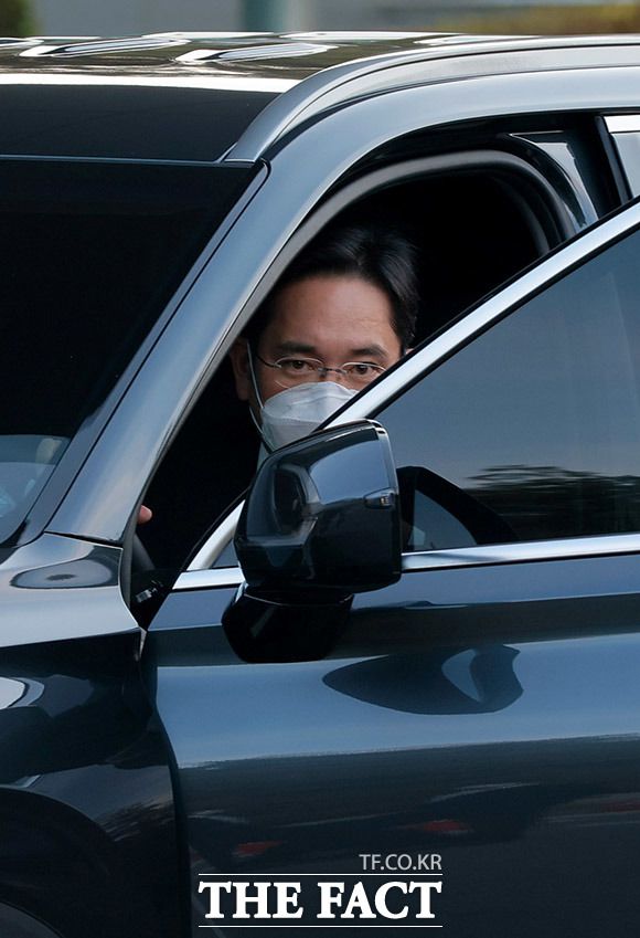 이재용 삼성전자 부회장은 25일 오후 4시 55분쯤 현대차의 대형 SUV 팰리세이드를 직접 운전해 부친의 빈소가 마련된 서울 강남구 일원동 삼성서울병원 장례식장에 도착했다. /이덕인 기자