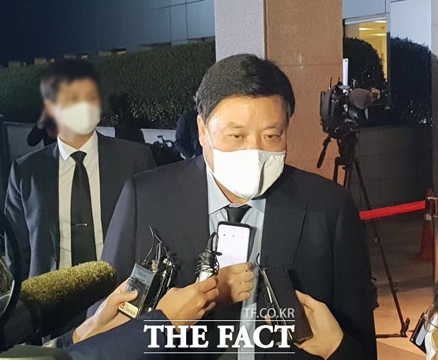 서정진 셀트리온 회장이 26일 이건희 삼성전자 회장의 빈소가 마련된 서울 강남구 일원동 삼성서울병원 장례식장에서 조문을 마치고 취재진의 질문을 받고 있다. 서정진 회장은 "경제계 가장 큰 어른이 떠나셔서 안타깝게 생각한다. 이건희 회장은 삼성을 세계적인 기업으로 일구신 분이다"고 말했다. /이한림 기자