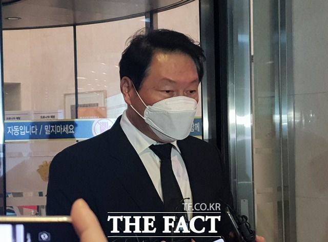 최태원 SK그룹 회장이 26일 이건희 삼성전자 회장의 빈소가 마련된 서울 강남구 일원동 삼성서울병원 장례식장에서 조문을 마치고 취재진의 질문을 받고 있다. /삼성서울병원=이한림 기자