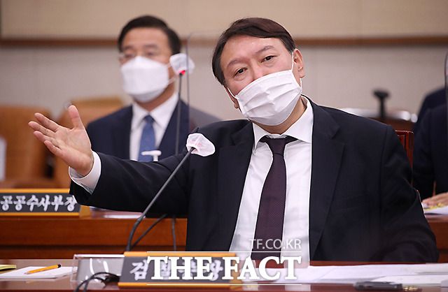 "과거에는 저에 대해 안 그러셨잖아요?" 윤석열 검찰총장은 지난 22일 국회에서 열린 법제사법위원회의 대검찰청에 대한 국정감사에서 더불어민주당 의원들의 질타에 조목조목 반박하면서 문재인 정권 인사들에 대한 수사 후 달라진 여당 의원들의 태도를 비판하기도 했다. /이새롬 기자