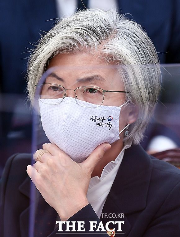 강경화 외교부 장관은 26일 국회에서 열린 외교통일위원회 종합감사에서 가수 유승준 씨의 비자 발급과 관련해 "다시 비자 발급을 허용하지 않기로 결정했다"고 밝혔다. /국회=이새롬 기자