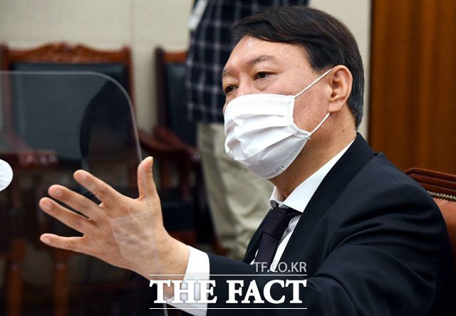 윤석열 검찰총장이 22일 국회에서 열린 법제사법위원회 대검찰청 국정감사에서 질의에 답변하고 있다. /이새롬 기자