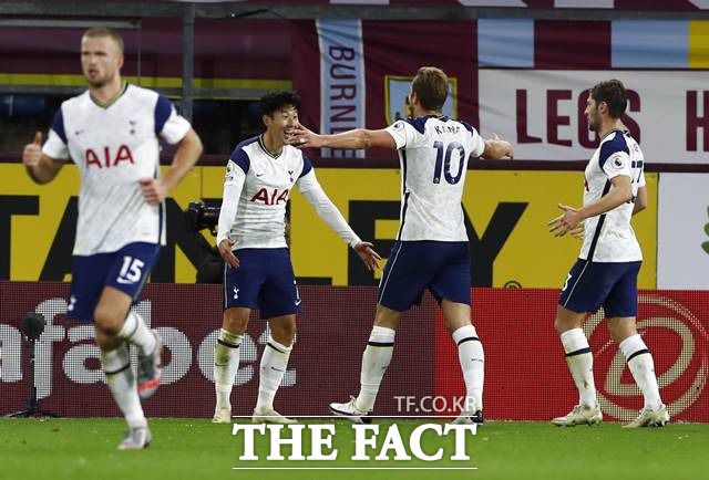 토트넘 손흥민(왼쪽 두 번째)이 27일 번리전에서 후반 31분 결승골을 기록한 뒤 도움을 준 해리 케인과 기뻐하고 있다. 손흥민과 케인은 역대 EPL 듀오 합작골 부문에서 29회로 2위에 올랐다./번리=AP.뉴시스
