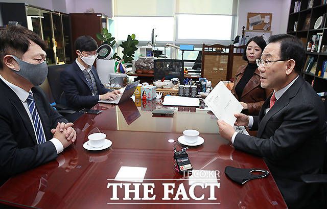 26일 오전 국회 의원회관 주호영 국민의힘 원내대표(오른쪽) 사무실을 찾은 최재성 청와대 정무수석이 주 원내대표와 대화하고 있다. 주 원내대표는 지난 7월에 했던 10가지 공개질문에 대한 문재인 대통령의 답을 듣지 못한 가운데 '다시 대통령에게 드리는 10가지 질문'을 최 수석에게 전달했다. /이새롬 기자