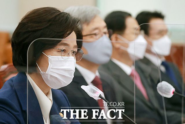 추미애 법무부 장관이 26일 오후 서울 여의도 국회에서 열린 법제사법위원회의 법무부, 대법원, 감사원, 헌법재판소, 법제처 종합감사에서 질의에 답하고 있다. /이새롬 기자