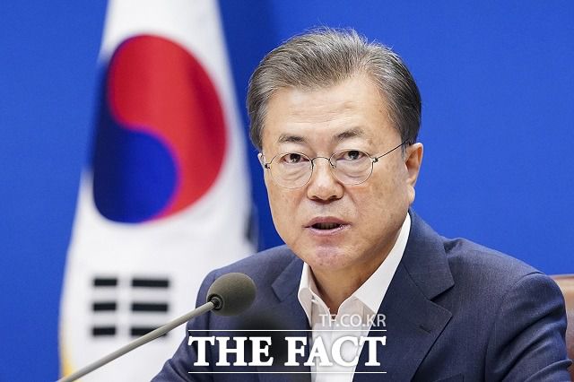 지난주 8개국 정상과 통화하며 세계무역기구(WTO) 사무총장 선거 최종 결선에 진출한 유명희 산업통상자원부 통상교섭본부장 지원에 총력을 쏟았던 문재인 대통령이 성과를 거둘지 주목된다. /청와대 제공