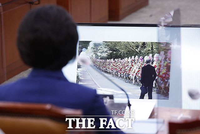 추미애 법무부 장관이 26일 서울 여의도 국회에서 열린 법제사법위원회의 법무부, 대법원, 감사원, 헌법재판소, 법제처에 대한 종합감사에서 김남국 더불어민주당 의원의 대검찰청 앞 화환 관련 질의를 듣고 있다. /국회=이새롬 기자