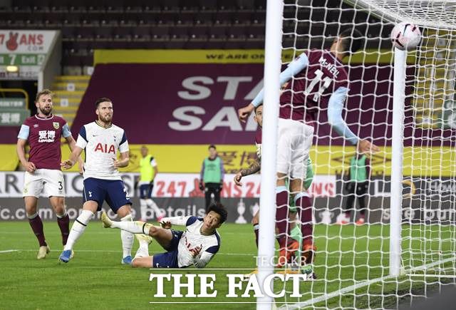 해리 케인의 헤더를 지체없이 헤더 결승골로 연결하고 있는 손흥민의 1-0 득점 장면./번리=AP.뉴시스