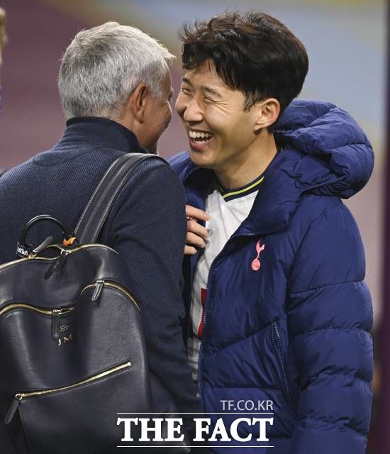 27일 번리전에서 고전한 토트넘의 조세 무리뉴 감독이 손흥민의 결승골 덕분에 1-0슬리를 거둔 뒤 농담을 하며 기뻐하고 있다./번리=AP.뉴시스