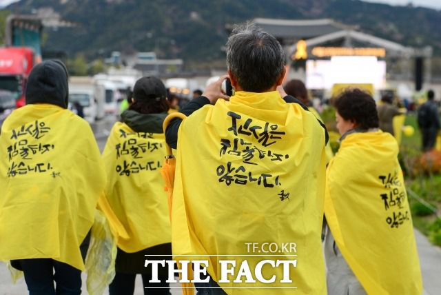 세월호 참사 4주기를 앞둔 지난 2018년 4월 14일 오후 서울 광화문광장을 찾은 시민들이 세월호 추모 행사에 참석하고 있다. /김세정 기자