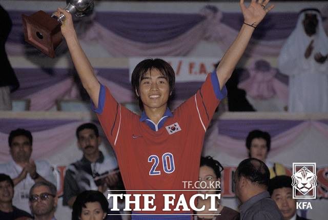 1998 AFC청소년대회결승전 한국 vs 일본이 끝난 후 시상식에서 득점왕 수상한 이동국./KFA 제공