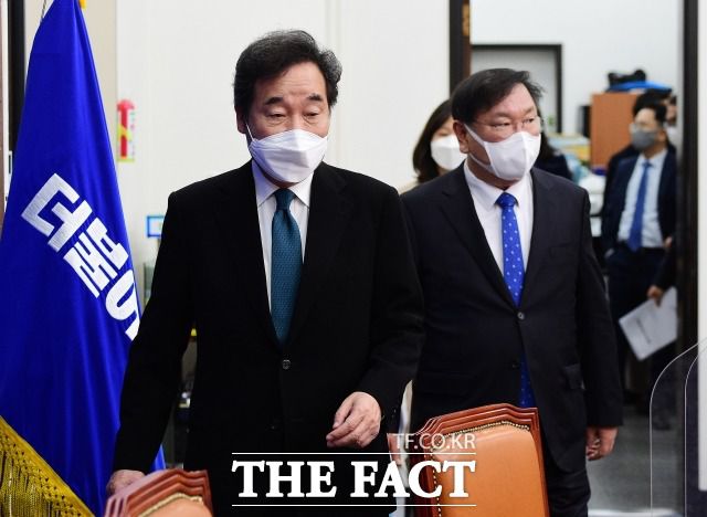 민주당은 정 의원의 체포동의안을 원칙대로 처리하겠다고 밝혔다. 다만 찬반 의사엔 제한을 두지 않기로 했다. 지난 26일 열린 최고위원회의에 참석한 민주당 지도부. /이새롬 기자