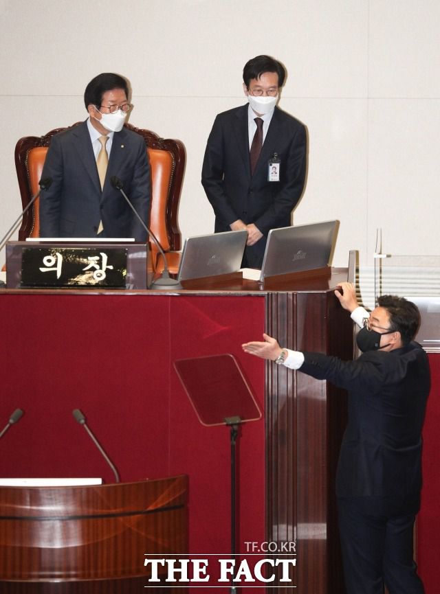 김성원 국민의힘 원내수석부대표가 28일 오전 국회 본회의장에서 박병석 국회의장에게 주호영 원내대표에 대한 청와대 경호처의 사전환담장 입장 전 '몸수색' 관련 항의를 하고 있다. /이새롬 기자
