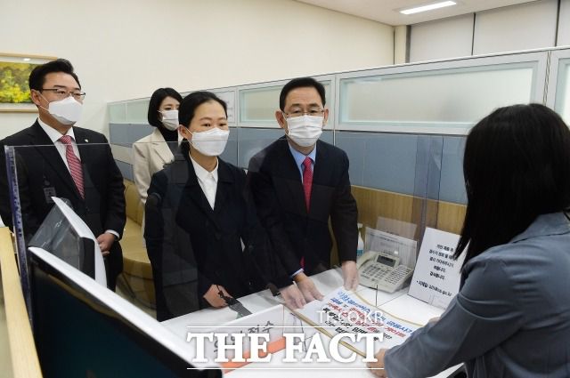 주호영 국민의힘 원내대표와 권은희 국민의당 원내대표가 지난 22일 국회 의안과에 라임·옵티머스 사태 진상규명을 위한 특별검사의 임명 등에 관한 법률안을 제출하고 있다. /이새롬 기자