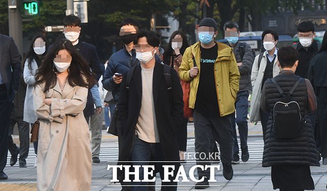 28일 한국은행 소비자동향조사에 따르면 10월 소비자심리지수(CCSI)는 91.6으로 전월(79.4) 대비 12.2포인트 상승했다. /이동률 기자