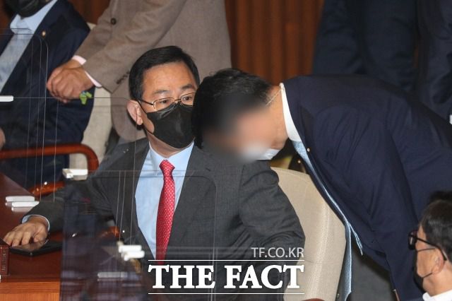 주호영 국민의힘 원내대표가 28일 오전 국회 본회의장에서 문재인 대통령의 시정연설을 앞두고 의장실에서 진행된 사전환담에 참석하려다 청와대 경호처 직원에게 '몸수색'을 당한 것과 관련해 경호처 관계자에게 항의하고 있다. /국회=이새롬 기자