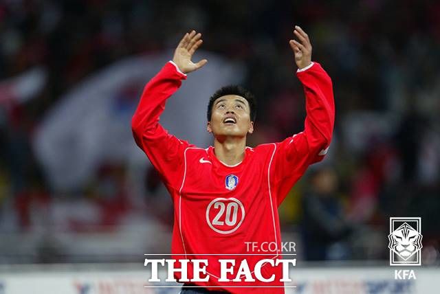 2004년 국가대표팀 친선경기 한국vs독일경기에서 골 세리머니를 펼치는 이동국./KFA 제공