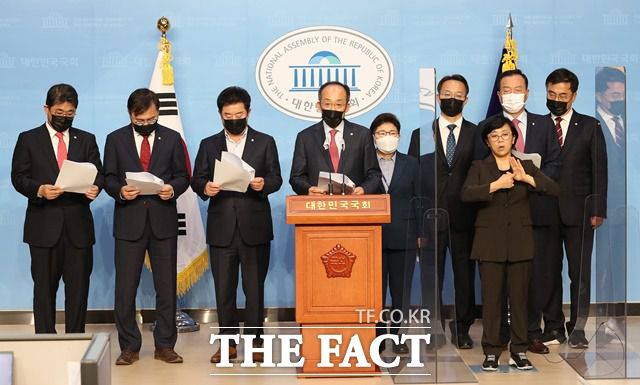 국회 예산결산특별위원회 소속 야당 간사 추경호 의원과 국민의힘 의원들이 28일 오전 국회 소통관에서 정부가 제출한 2021년도 예산안과 관련해 5대 분야 100대 문제 사업을 발표하고 있다. /사진공동취재단