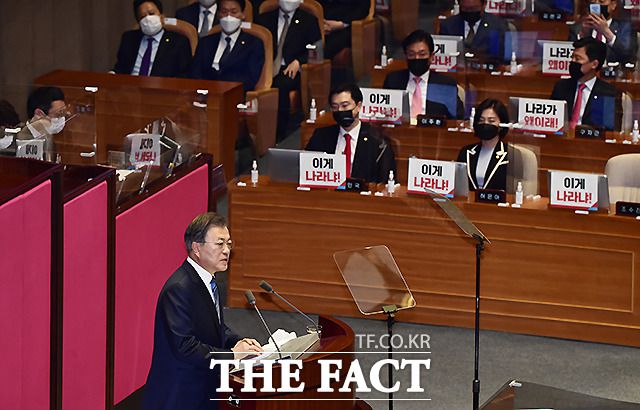 문재인 대통령이 28일 서울 여의도 국회에서 내년도 예산안 시정연설을 하고 전세 시장을 안정시키겠다고 언급했다. /청와대 제공문재인 대통령이 28일 서울 여의도 국회 본회의장에서 '위기에 강한 나라' 주제로 내년도 예산안·국정 운영 방안을 다룬 시정연설을 하고 있다. /국회사진기자단