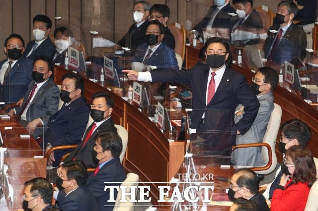 28일 김성원 국민의힘 원내수석부대표가 이날 오전 국회 본회의장에서 문재인 대통령의 시정연설을 앞두고 의장실에서 진행된 사전환담에 참석하려다 청와대 경호처 직원에게 '몸수색'을 당한 것과 관련해 경호처 관계자에게 항의하고 있다. /이새롬 기자