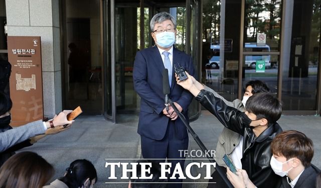 다스(DAS) 실소유 의혹과 관련 비자금 횡령 및 삼성 뇌물 혐의로 재판에 넘겨진 이명박 전 대통령이 대법원에서 징역 17년을 확정받은 29일 오전 서울 서초구 대법원 앞에서 강훈 변호사가 발언을 하고 있다. /뉴시스