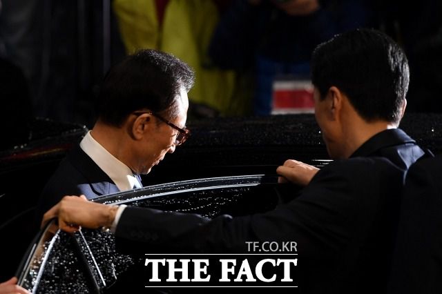 이명박 전 대통령이 지난 2018년 3월 검찰 조사를 마치고 서울중앙지방검찰청 청사를 나서고 있다. /사진공동취재단