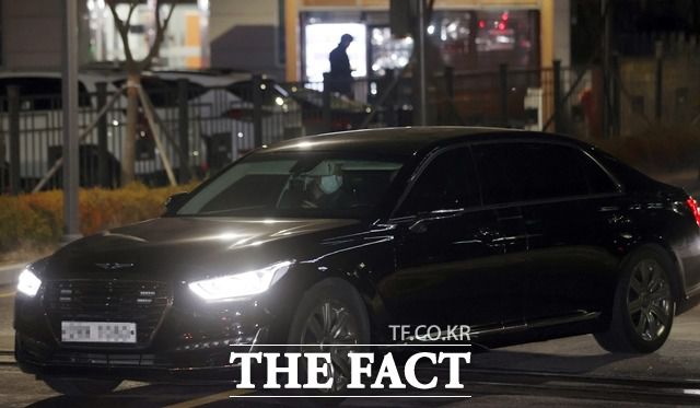 재수감된지 6일만에 풀려난 이명박 전 대통령이 지난 2월 25일 오후 서울 송파구 동부구치소에서 차량을 이용해 이동하고 있다. /뉴시스