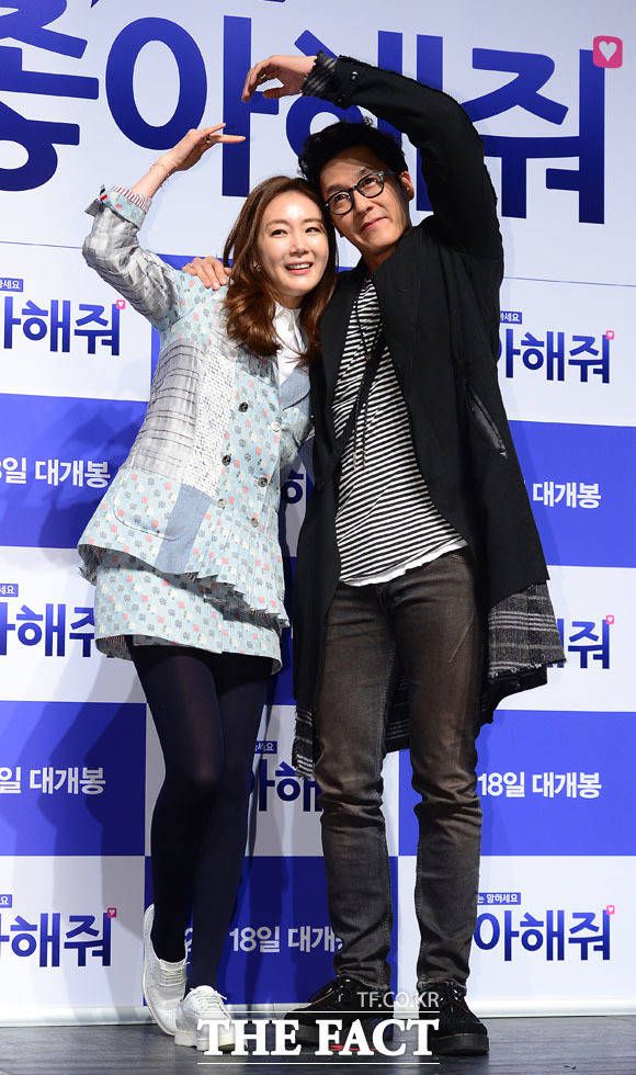 2016년 개봉한 영화 '좋아해줘'에서 배우 최지우와 함께한 김주혁. /이새롬 기자