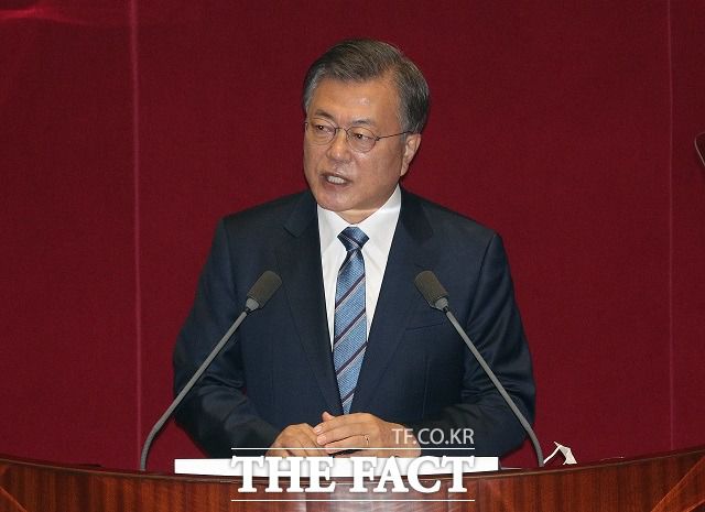 문재인 대통령은 지난 28일 국회 시정연설에서 "한반도의 비핵화와 항구적 평화를 위해 끊임없이 대화를 모색하겠다"라고 말했다. 문 대통령이 이날 국회에서 2021년도 예산안 시정연설을 하는 모습. /이새롬 기자