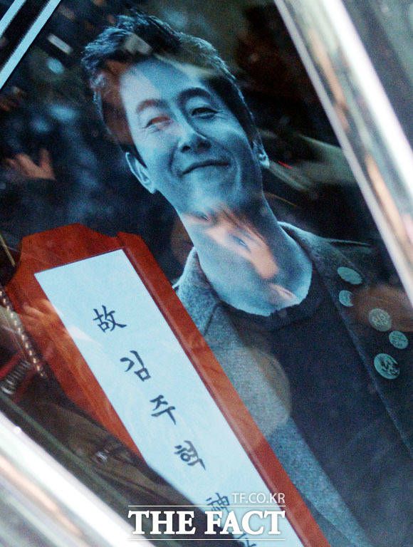 배우 김주혁이 불의의 사고로 세상을 떠난지 3년이 흘렀지만 김주혁을 향한 기억과 그리움은 여전히 남아있다. 사진은 2017년 고 김주혁의 발인식 당시 운구차에 담긴 김주혁의 영정. /이덕인 기자