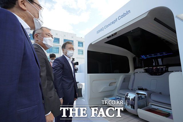 문재인 대통령이 30일 울산광역시 북구 현대자동차 공장을 방문해 현대차와 LG전자가 협업한 '아이오닉 콘셉트 캐빈'을 살펴보고 있다. /청와대 제공