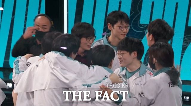 담원 게이밍 선수들과 코치진이 31일 오후 열린 '2020 리그오브레전드 월드 챔피언십' 결승전에서 우승을 확정 짓자 얼싸안고 기쁨을 나누고 있다. /네이버 중계 캡처
