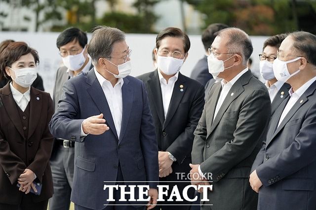 문재인 대통령이 30일 오전 울산광역시 북구 현대자동차 울산공장을 방문, 정의선 현대자동차그룹 회장과 함께 미래차 전략 토크쇼를 마친 뒤 전시된 미래자동차를 시찰하며 대화하고 있다. /청와대 제공