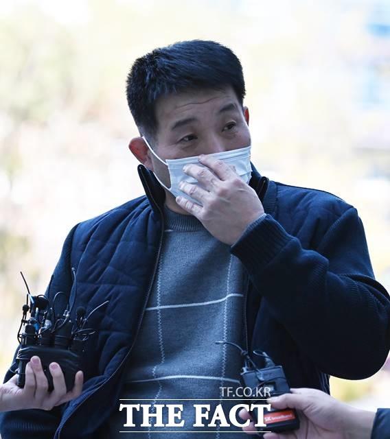 이춘재 연쇄살인 8차 사건 범인으로 몰려 20년간 억울한 옥살이를 한 윤성여(53)씨가 2일 경기 수원시 영통구 수원지방법원에서 열린 재심 공판에 출석하고 있는 모습. /뉴시스