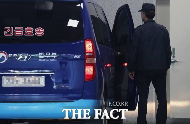 2일 경기 수원시 영통구 수원지방법원에서 열리는 이춘재 연쇄살인 8차 사건 재심 9차 공판에 증인으로 채택된 이춘재가 탑승한 것으로 추정되는 호송차가 도착하고 있다. /뉴시스