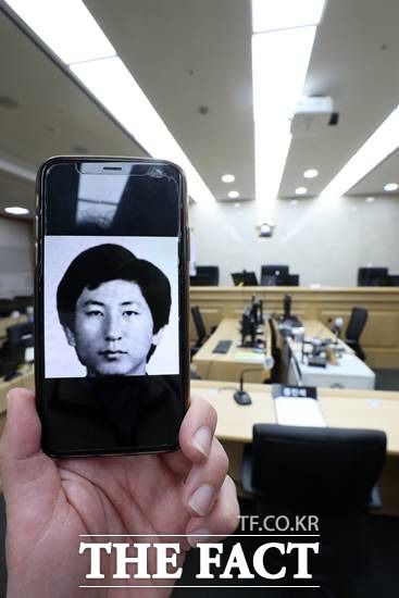 '이춘재 연쇄살인사건'의 피의자 이춘재(56)가 34년 만에 이 사건의 실체적 진실을 밝히기 위해 2일 법정에 증인으로 출석했다. /뉴시스