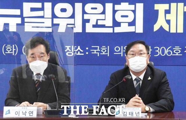 정부·여당이 1주택자 재산세 감면 대상은 공시가격 6억 원이하로, 주식 대주주 기준은 현행 10억 원을 3년 더 유지하기로 가닥을 잡았다. 지난달 25일 당·정·청이 국회에서 한국판 뉴딜 정책에 대해 논의하는 모습. /이새롬 기자