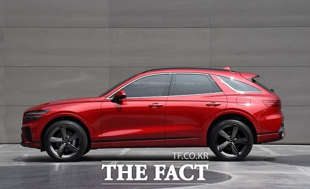 제네시스는 앞서 지난달 29일 GV70와 스포티한 감성을 살린 GV70 스포츠 패키지 적용 모델의 내·외장 디자인을 최초로 공개한 바 있다. /제네시스 제공
