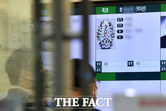 개그우먼 박지선과 어머니의 빈소는 서울 양천구 이대목동병원 장례식장에 마련됐다. 사진은 장례식장 입구 모니터에 게시된 고인의 이름. /사진공동취재단