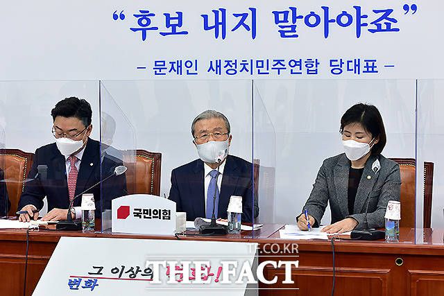 국민의힘 등 야당은 당헌 개정을 통해 보궐선거에 후보를 내기로 한 여당을 향해 맹공을 퍼붓는 한편 후보 물색 작업에 착수했다. 2일 당 비상대책위원회의에서 발언하는 김종인 위원장. /이새롬 기자