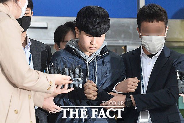 성착취 영상을 제작·유포한 혐의로 무기징역을 구형받은 '박사방' 운영자 조주빈이 공범 '부따' 강훈의 재판 증인석에 앉는다. /이새롬 기자