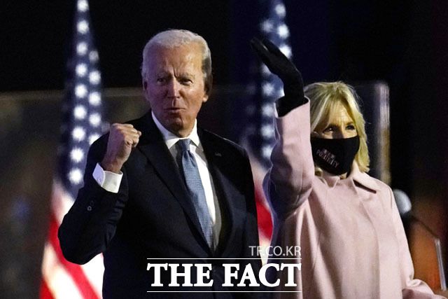 일 8시 기준 바이든 후보의 선건인단은 253명 확보해 트럼프 대통령(214명)보다 우위에 서고 있는 상황이다. 주먹 불끈 쥔 조 바이든(왼쪽)과 질 바이든 여사. /AP.뉴시스
