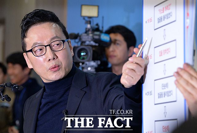 2018년 3월, 성추행 의혹 보도를 반박하는 기자회견에서의 정 전 의원 모습. /더팩트 DB