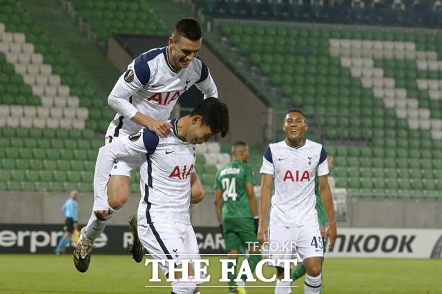 토트넘 핫스퍼 FC 손흥민이 6일 불가리아 루도고레츠와 유로파리그 J조 3차전에서 2-1로 앞서던 후반 교체투입된 지 17초 만에 로 셀소의 쐐기골을 도와 시즌 5호 도움을 기록했다. 사진은 손흥민(아래)에게 고마움을 과격하게 표시하는 로 셀소(위)./루도고레츠(불가리아)=AP.뉴시스