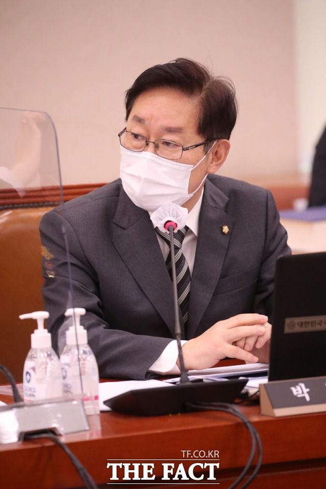 김근식 경남대 교수는 6일 박범계 더불어민주당 의원을 향해 "막말의 최고봉"이라고 꼬집었다. 지난달 22일 법제사법위원회의 대검찰청에 대한 국정감사에서 발언하는 박 의원. /이새롬 기자