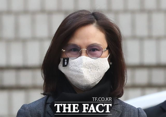 자녀 입시비리와 사모펀드 투자 의혹 등으로 기소된 조국 전 법무부 장관의 배우자 정경심 동양대 교수가 5일 오전 서울 서초구 서울중앙지방법원에서 열린 결심 공판에 출석하기 위해 법정으로 향하고 있다. /뉴시스