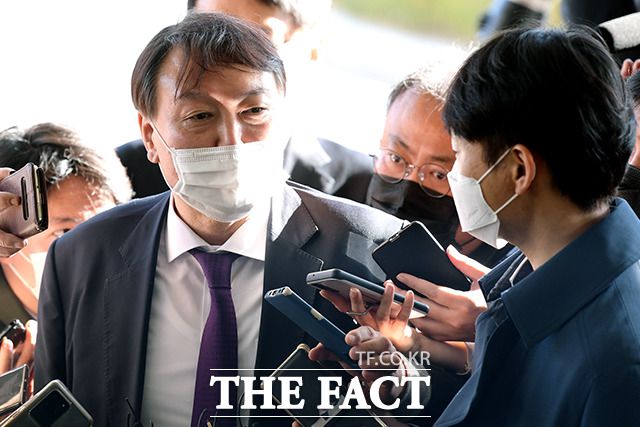 윤석열 검찰총장이 대전지역 검사들과의 간담회를 위해 29일 오후 대전광역시 서구 대전지방검찰청을 방문해 취재진의 질문에 답하고 있다./이선화 기자